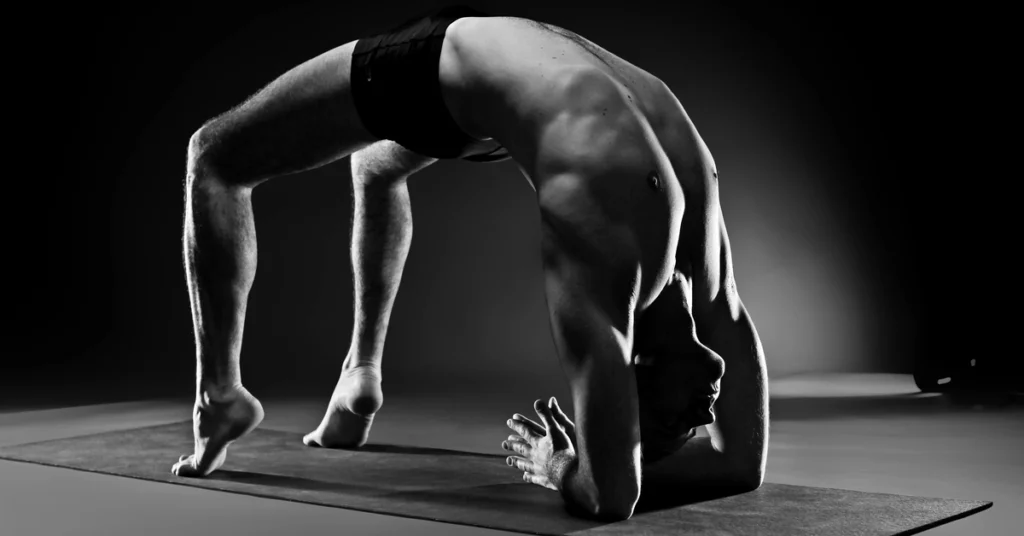 Bartosz Niedaszkowski wykonuje Viparita dandasanę