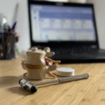 Zdjęcie modelu kręgu kręgosłupa na tle komputera