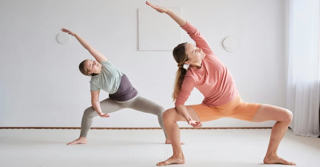 Nastolatki ćwiczą jogę