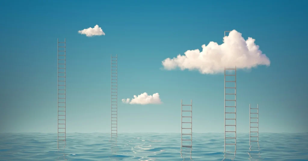 Drabiny na tle niebieskiego nieba i wody