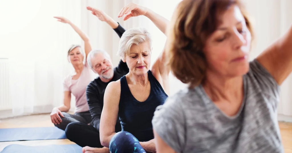 Seniorzy ćwiczą jogę