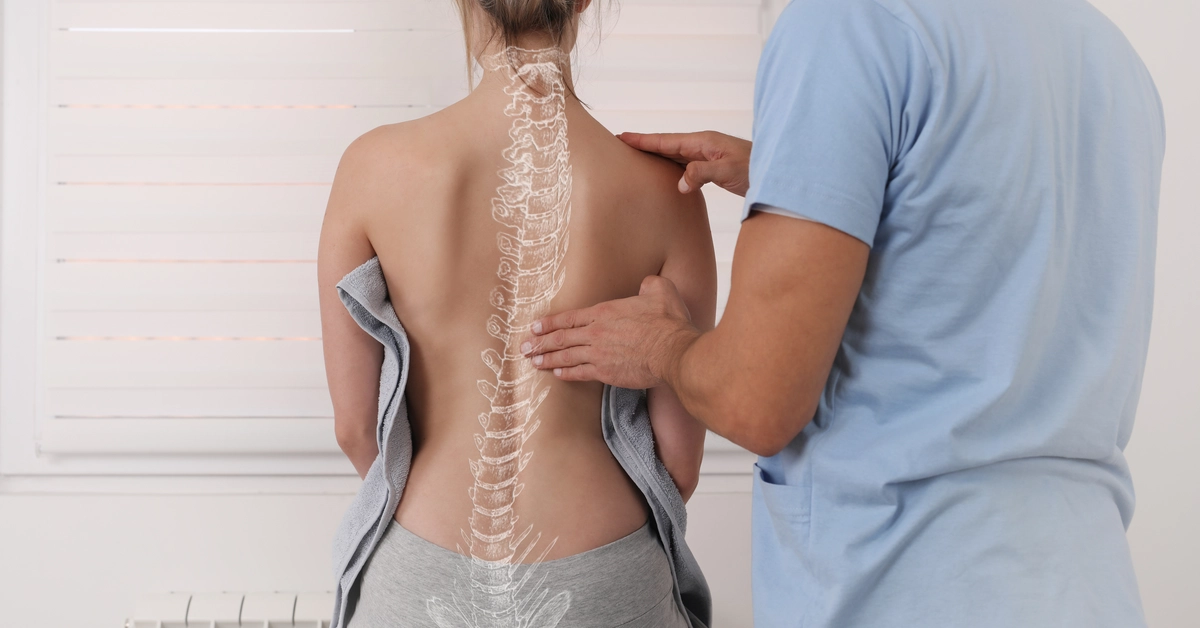 Fizjoterapeuta bada plecy pacjentki