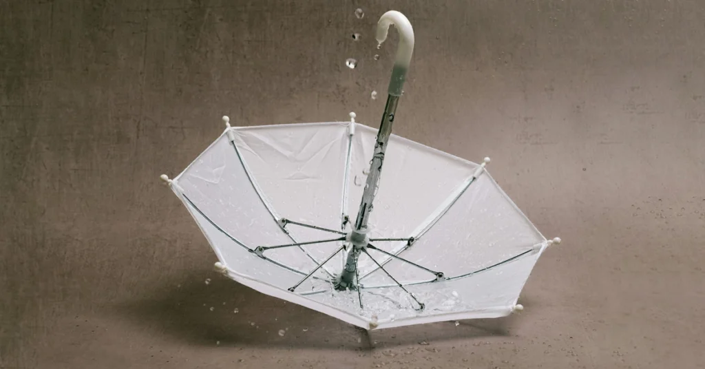 Przewrócona parasolka z kroplami deszczu po wewnętrznej stronie