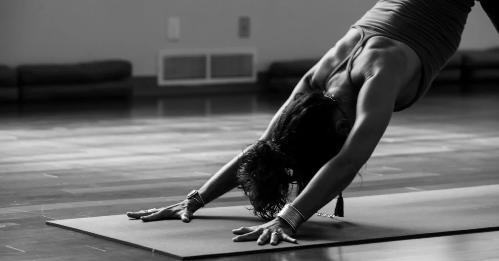 Kobieta wykonuje psa z głową do dołu