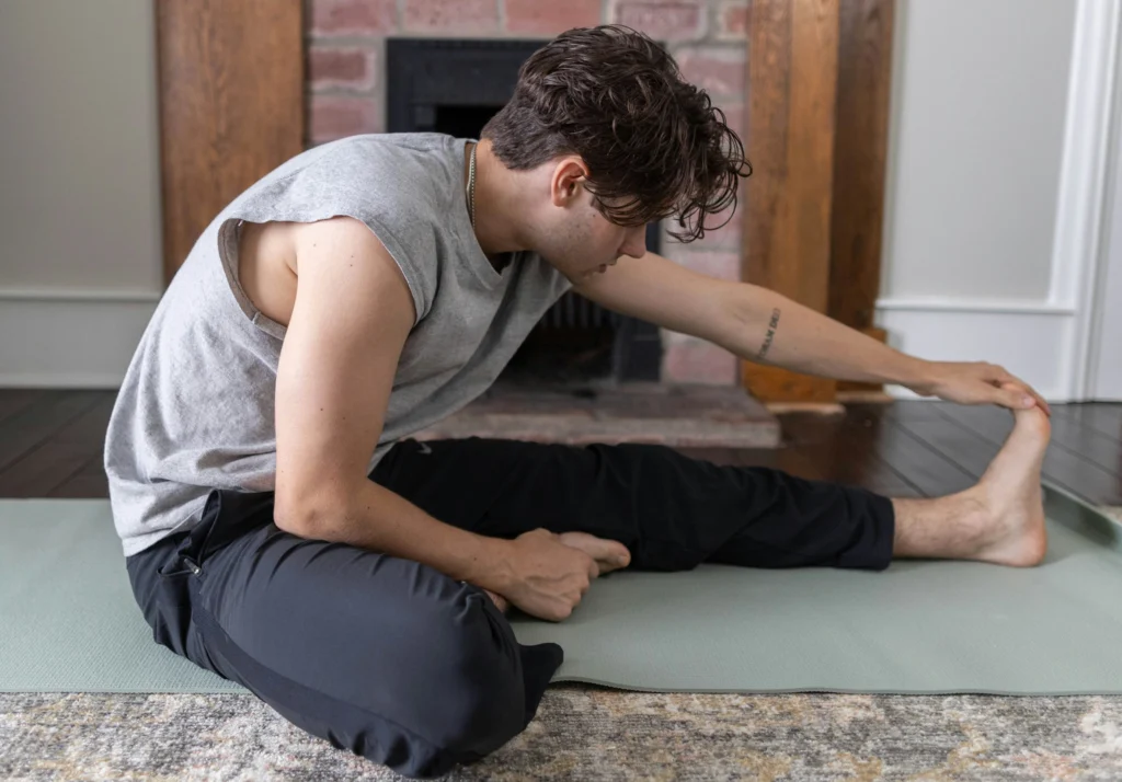 Mężczyzna ćwiczy jogę