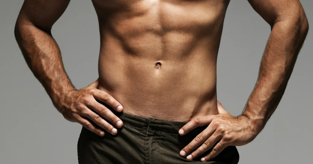 Nagi mężczyzna z wypracowanym mięśniem prostym brzucha