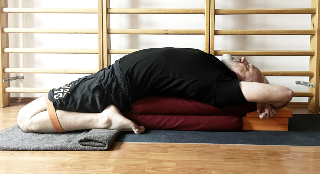 Bartosz Niedaszkowski wykonuje suptavirasanę