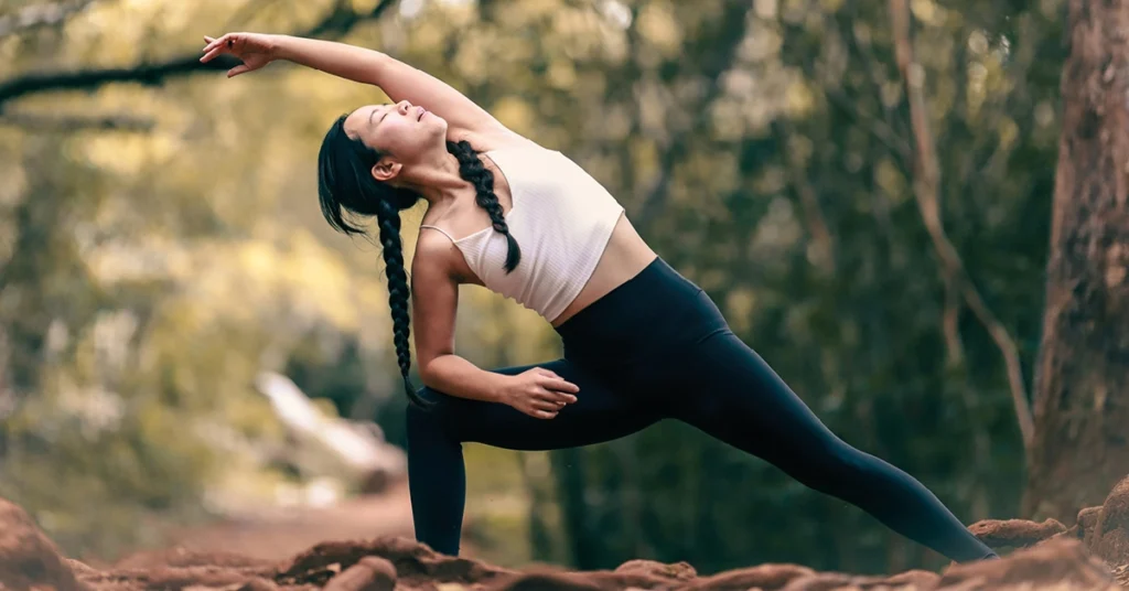Kobieta wykonuje utthita Parsvakonasanę